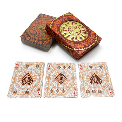 comprar Desenho personalizado de cartões de jogo de venda quente próprio logotipo padrão artístico cartões de jogo de papel de qualidade jogo de cartas em caixa online manufacture