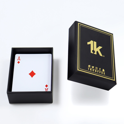 comprar Conjunto de cartas de pôquer personalizado com caixa de papel de ouro 100% à prova d'água e logotipo personalizado online manufacture
